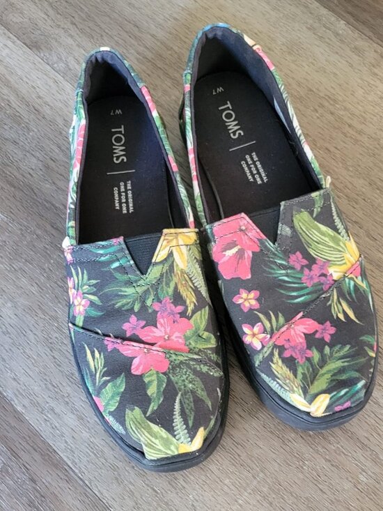 Shoes - TOMS Women's size 7 Shoes